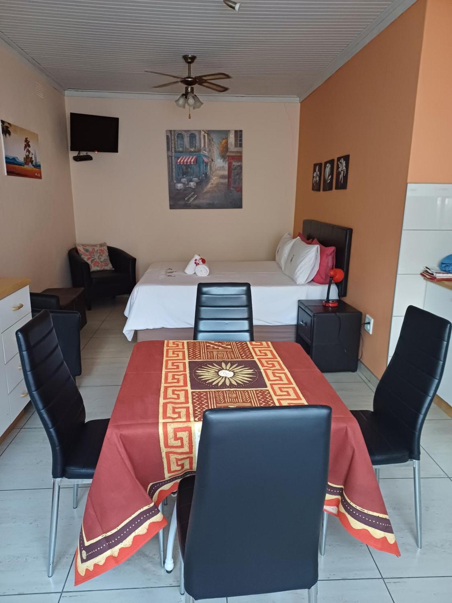 Capbon Guesthouse Windhoek Esterno foto