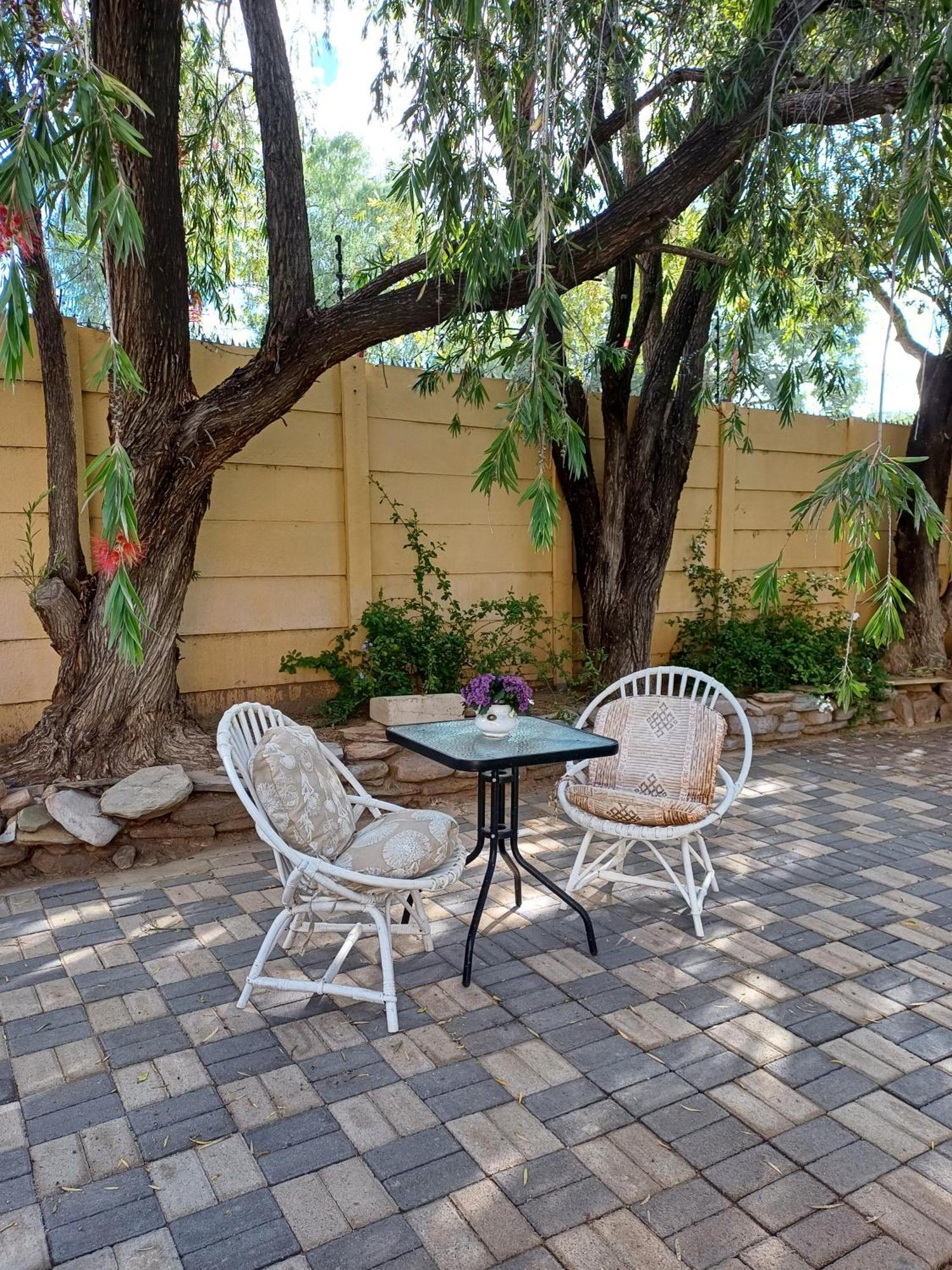 Capbon Guesthouse Windhoek Esterno foto