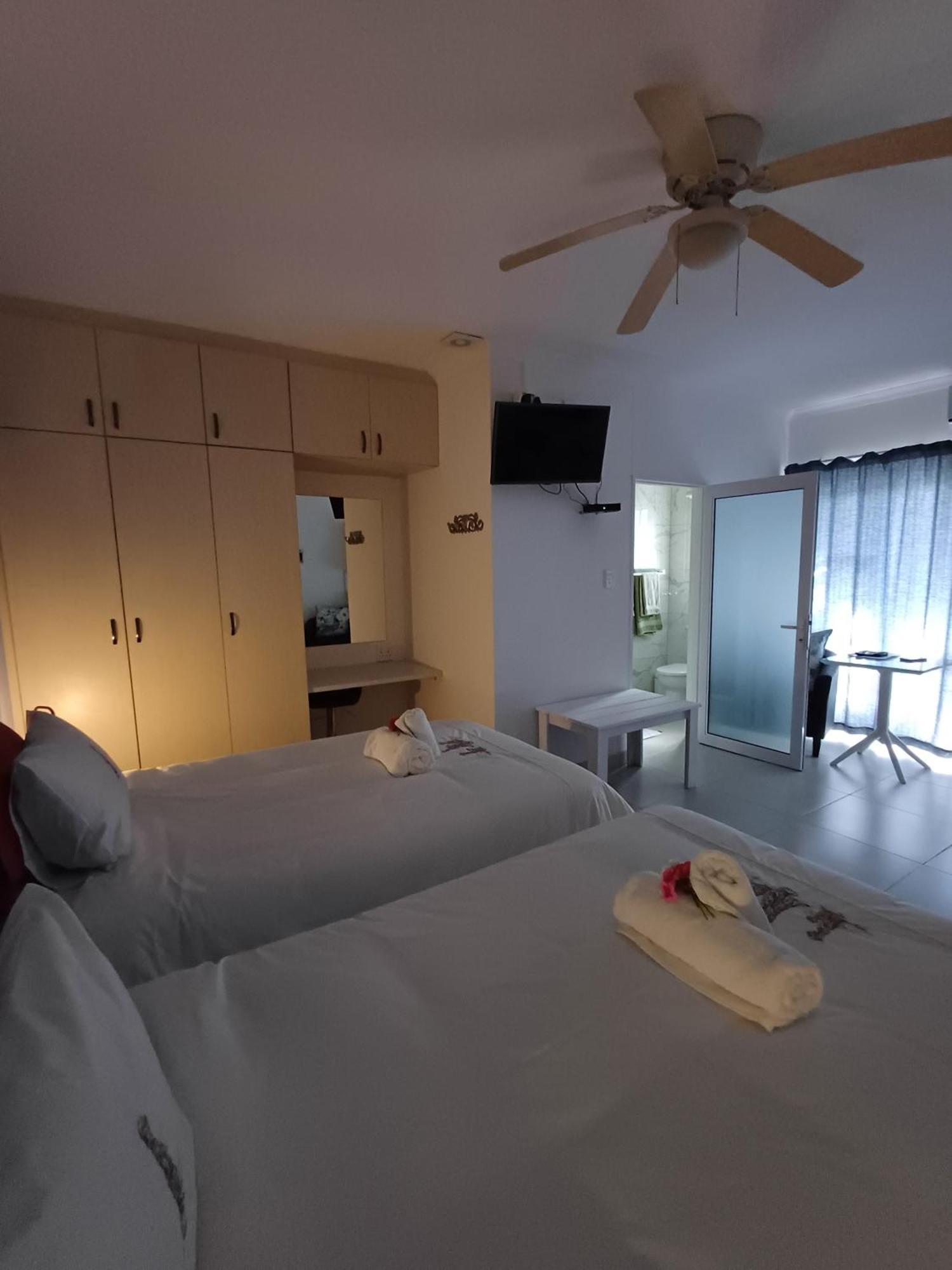 Capbon Guesthouse Windhoek Esterno foto